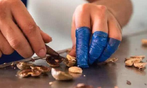 腰果买带皮的还是去皮的,腰果为什么价格差那么多