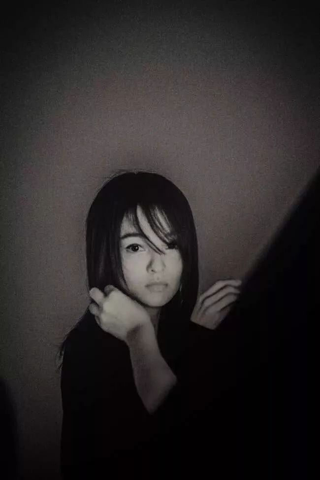 “过气”十年，凭什么她发个问号也能上热搜？