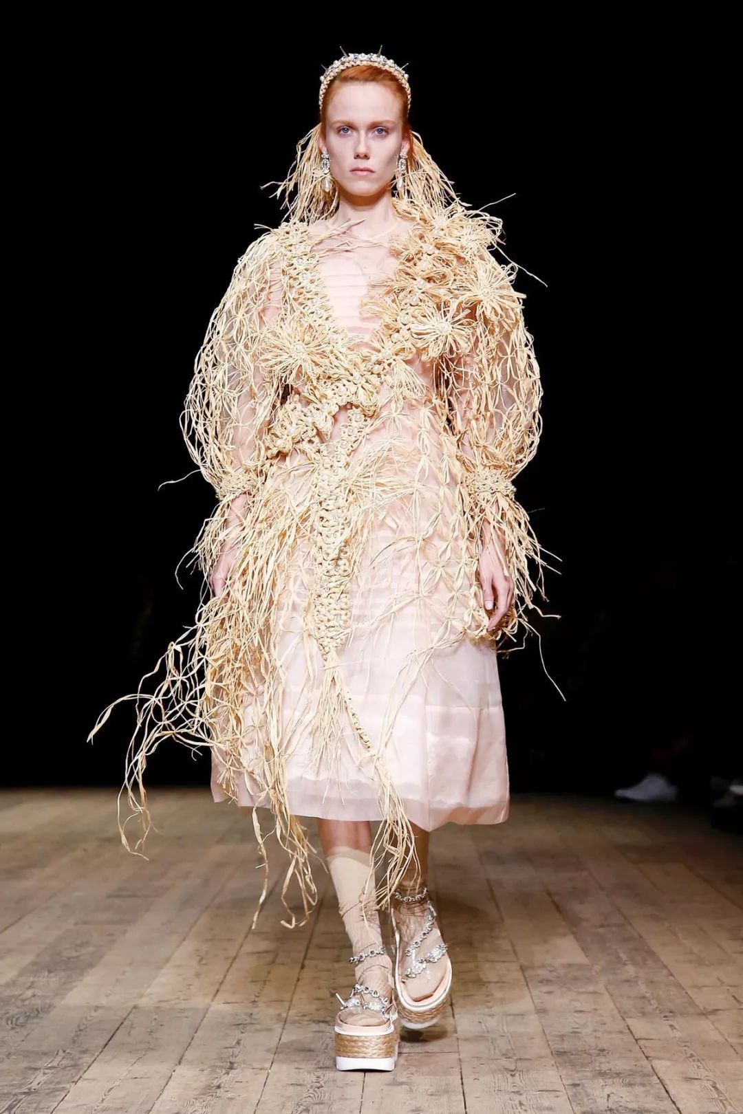 丝绸吊带长裙巴黎时装周,simonerocha泡泡裙