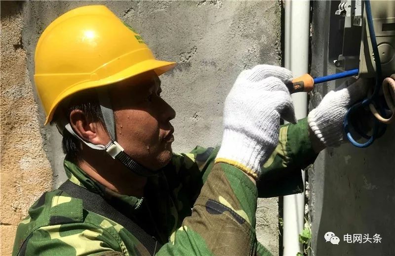 老人攥着一张小纸条，一见供电员工就塞进他手里…