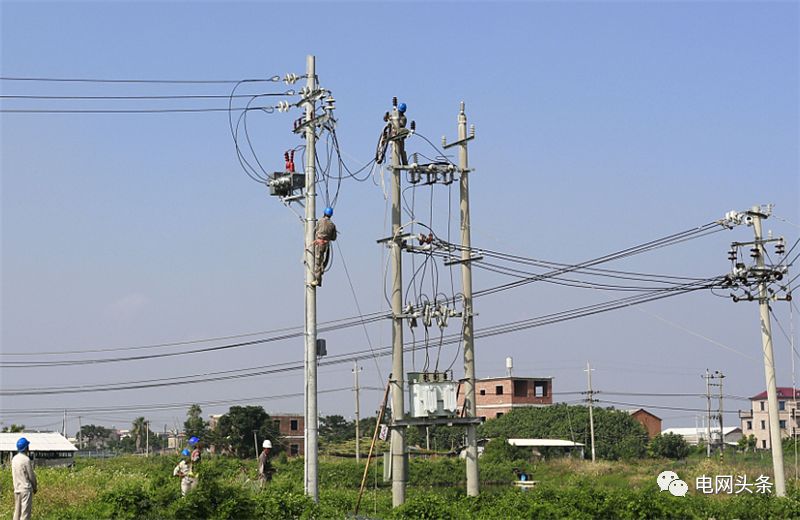 老人攥着一张小纸条，一见供电员工就塞进他手里…