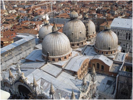 为什么教堂从上面看都是十字架,为什么教堂是十字形