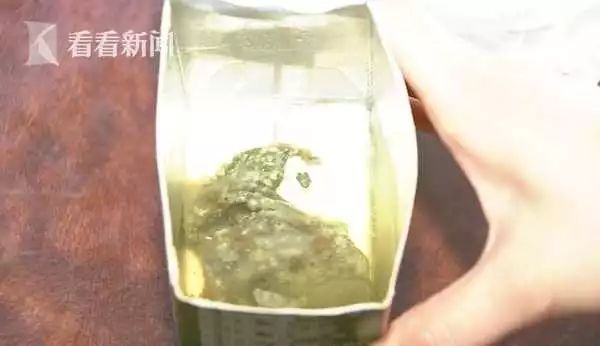 知名品牌饮料喝出异物,名牌果汁茶有大量霉菌