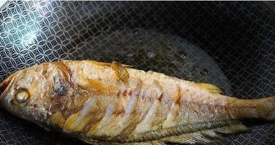 煎鱼时可别直接下油锅记住这3点,煎鱼不粘锅不破皮三种方法