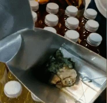 知名品牌饮料喝出异物,名牌果汁茶有大量霉菌