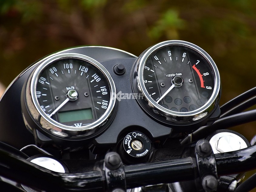 都是英伦范你愿意买日产W800还是泰产T100