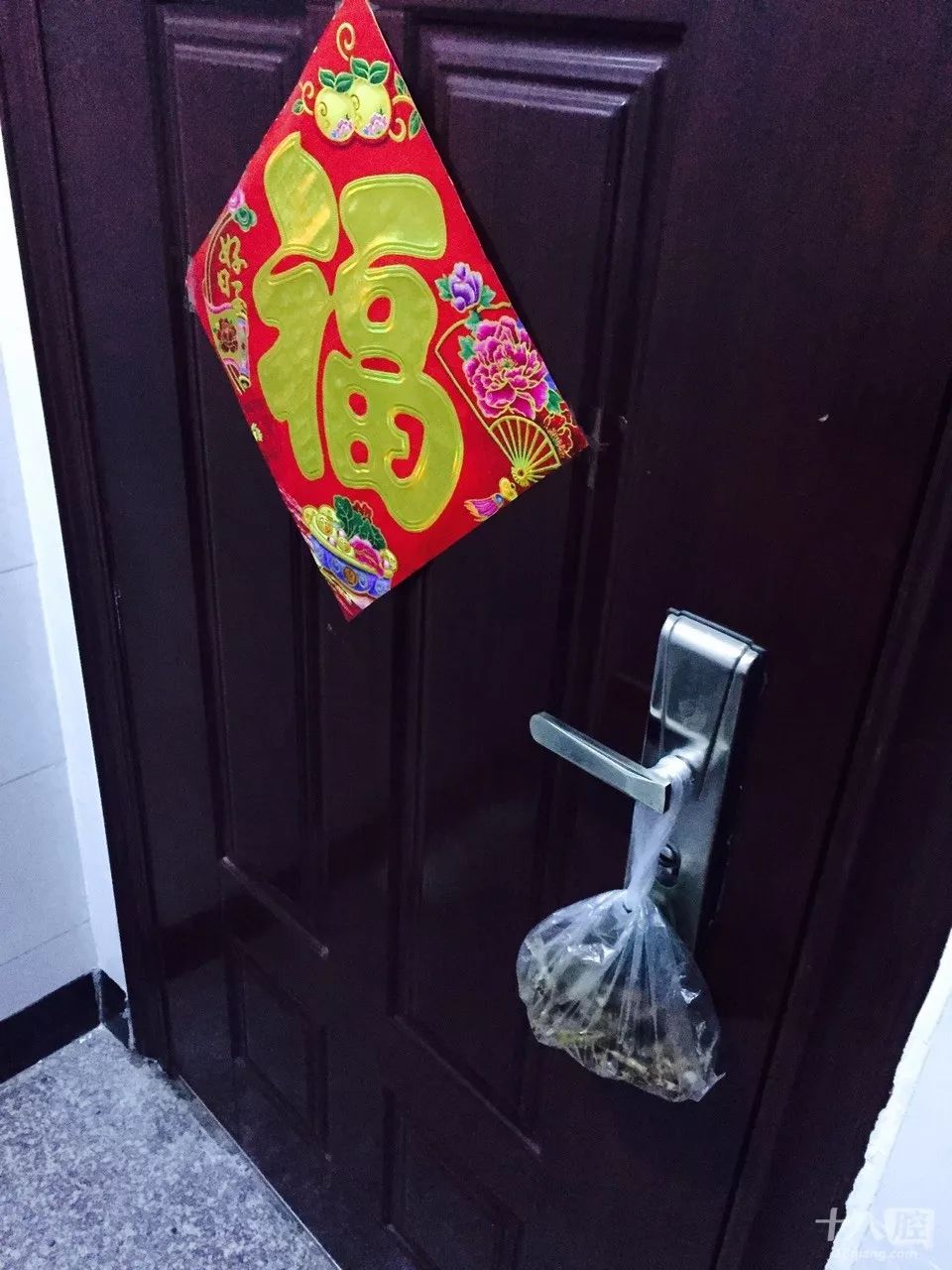 姑娘回到婆家发现了什么,女子回到家门把手上挂东西