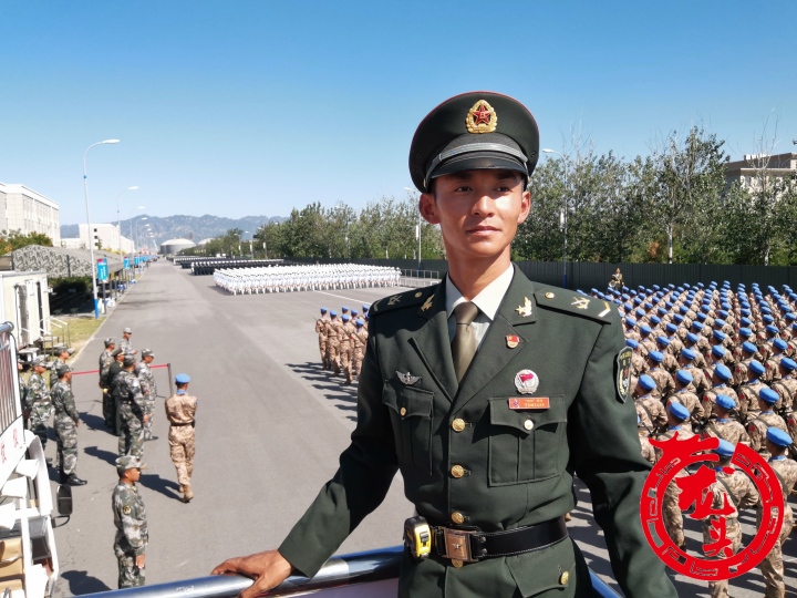 这个受阅领导指挥方队的士官教练，跟哈尔滨有关