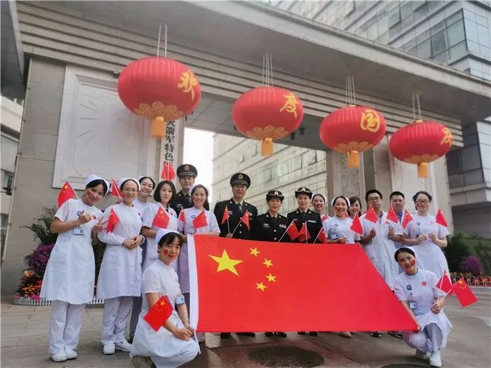 瞧！这些与*旗国**同框的*队军**白衣战士们