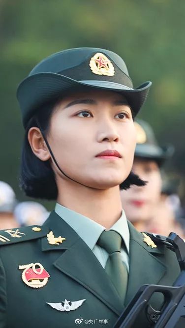 果然最帅的人都上交国家了,果然帅气的小哥哥都上交给国家了