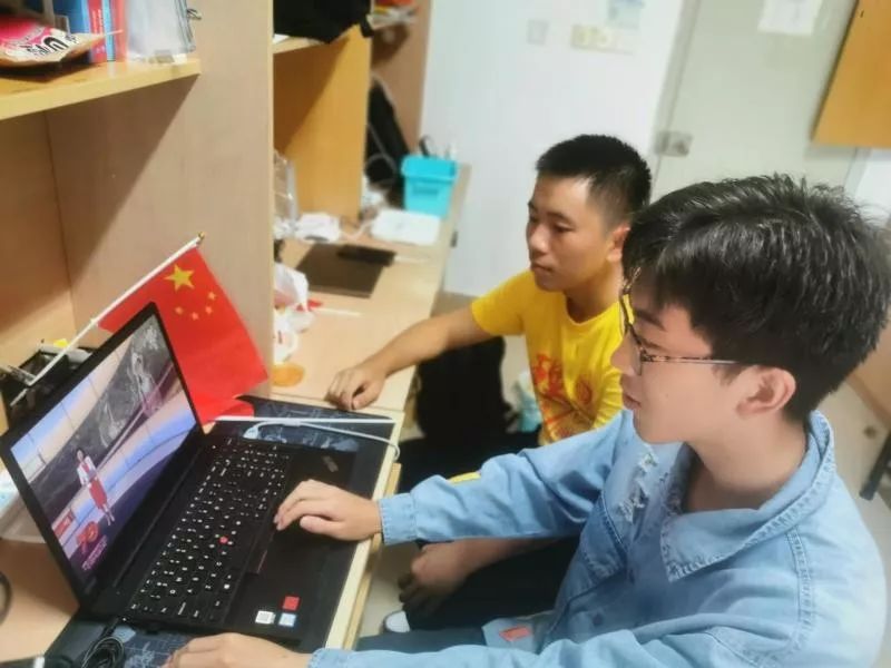 主持人累到吸氧，7万只鸽子是借的……阅兵幕后同样让人特别激动