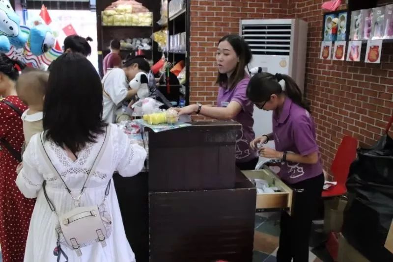 假日中一道靓丽的风景,假日里那个忙碌的身影