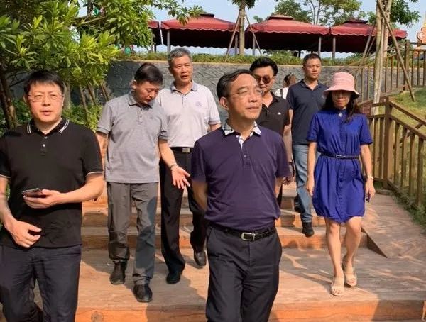 假日中一道靓丽的风景,假日里那个忙碌的身影