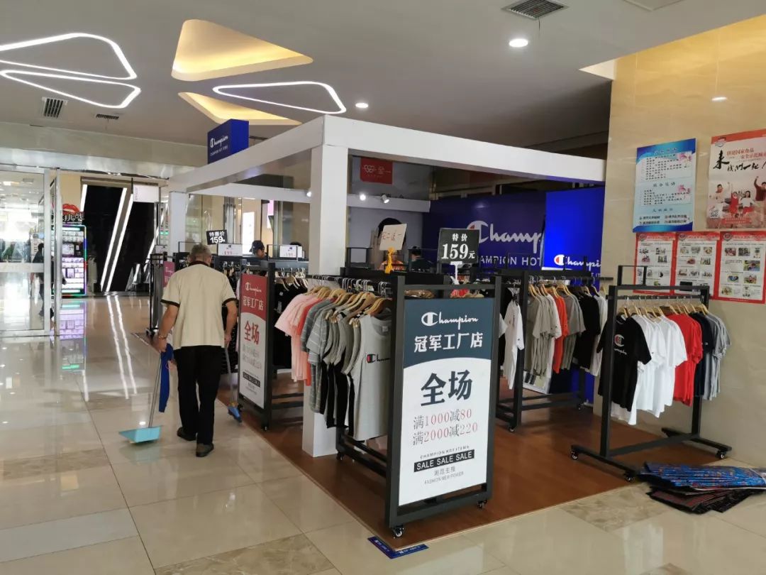 商场大厅的打折耐克冠军真假,商场大牌特卖是真的假的