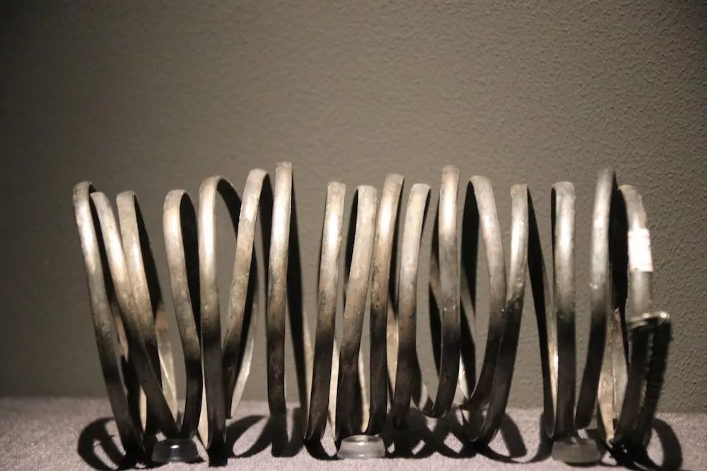 卡地亚满钻手镯窄版高定,卡地亚新款手镯时尚减龄黄金