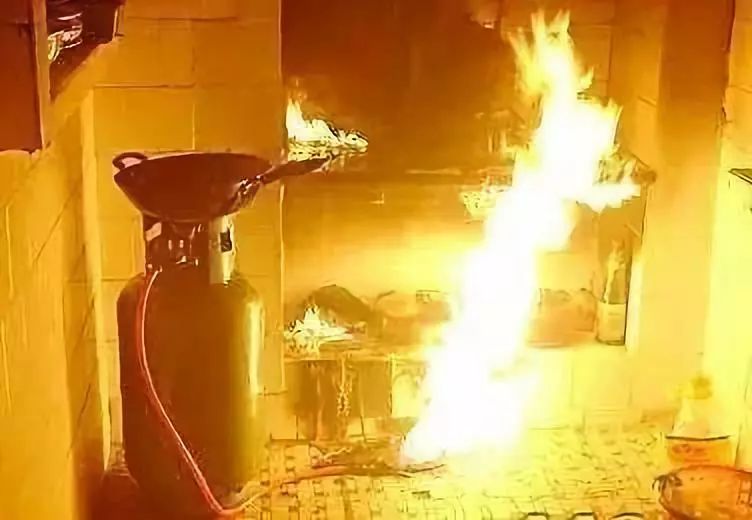 煤气罐着火先关阀门,煤气罐着火直接关阀门怎么灭火