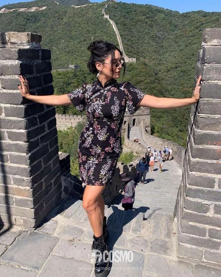 越年轻的小花越难穿好，我说旗袍