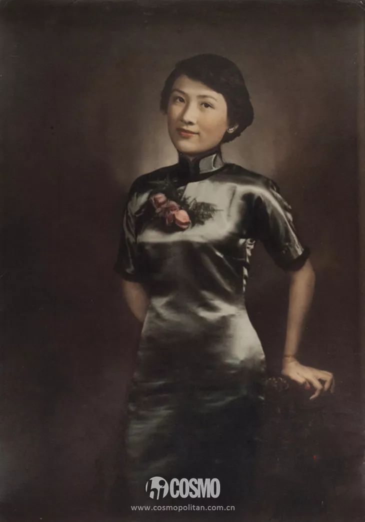 越年轻的小花越难穿好，我说旗袍