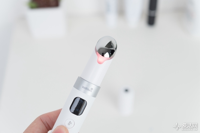 这是你的新口红？不，是我的WellSkins温热彩光美眼仪