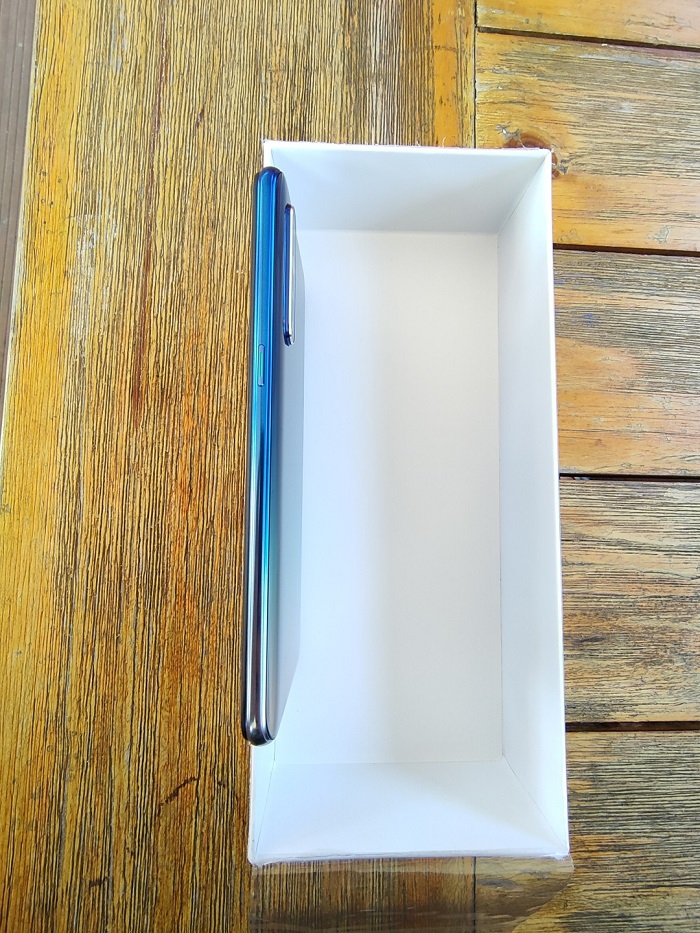 OPPOK5开箱上手:6400万超清四摄+30W闪充赛博金属意外好看