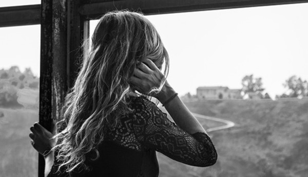 沙子飞进眼睛正确处理方法,虫子钻进耳朵不用慌教你一招