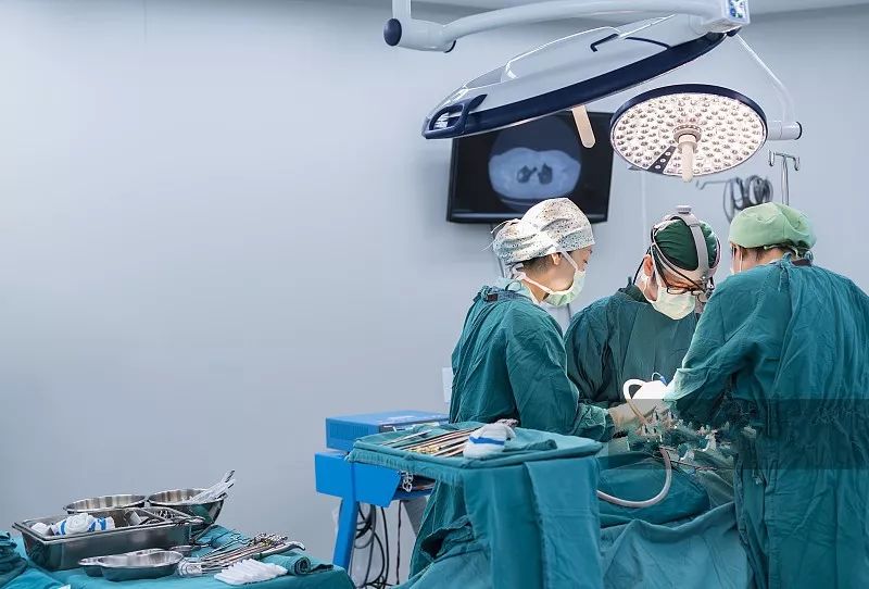 女孩肚子疼医生检查发现罕见怪病,42岁女子腹痛取出肿瘤