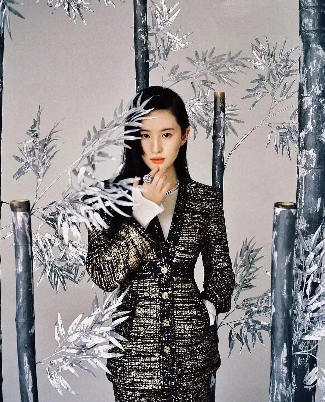 小香风如何穿更时髦,中长款黑色小香风怎么穿好看