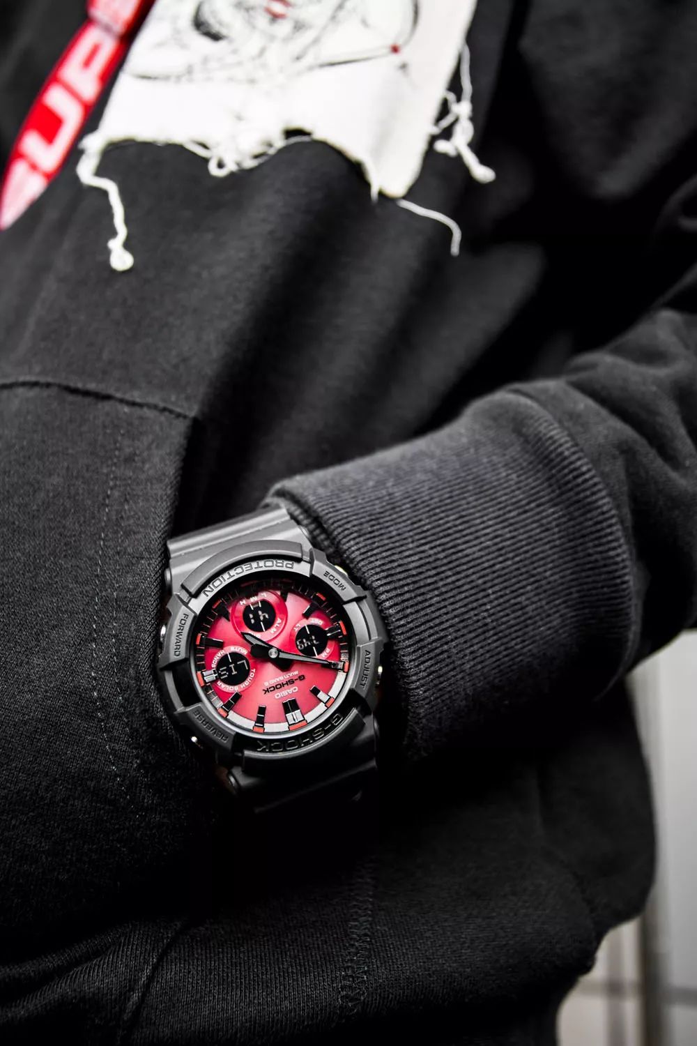 坐拥数千球鞋，满屋潮流玩具！他可能才是国内最潮的明星