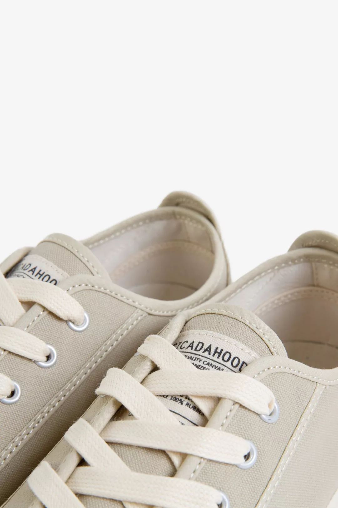 别装了，你的鞋已经出卖了你