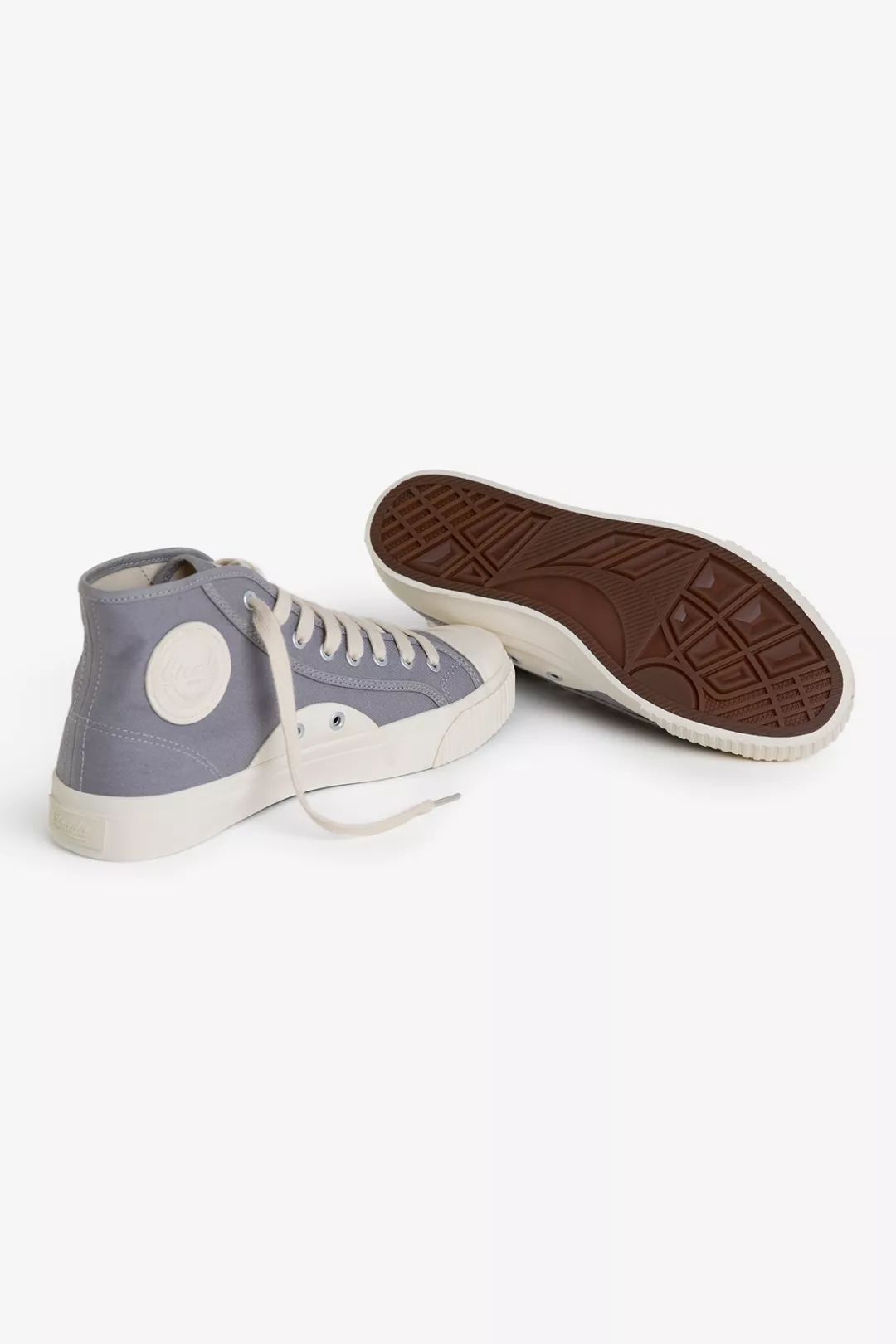 别装了，你的鞋已经出卖了你