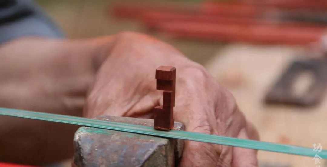 河南大爷做出2600年前的鲁班凳,山村老人制作鲁班凳惊艳国外