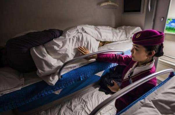 在火车上要改卧铺怎么跟乘务员说,火车卧铺乘务员为什么要收取车票