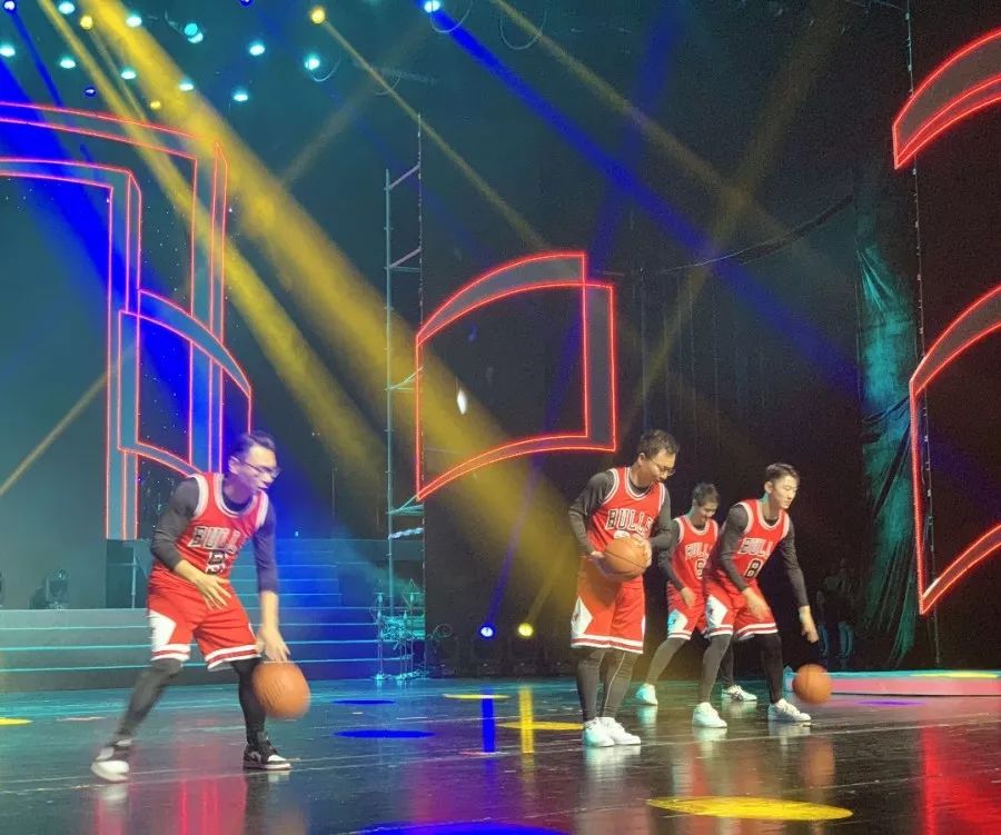 今天，这所学校的生日会惊艳全场