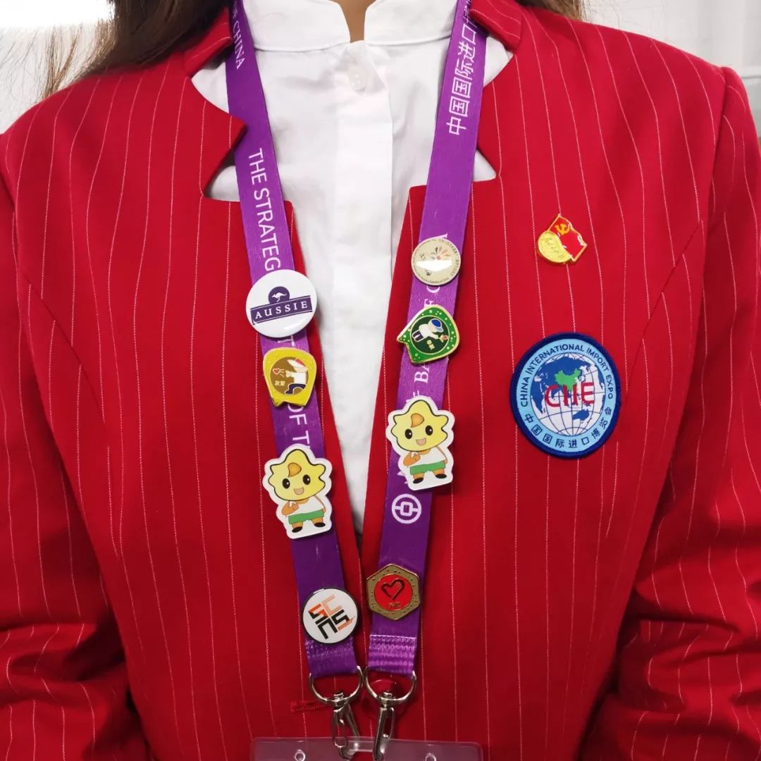 同学，换徽章吗？沪上各高校“小叶子”进博徽章大集合！