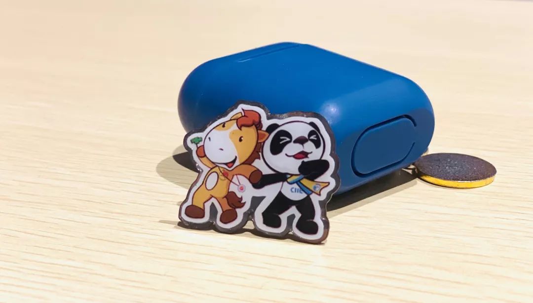 同学，换徽章吗？沪上各高校“小叶子”进博徽章大集合！