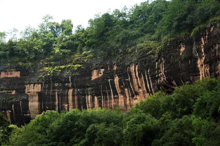 这条“藏在深闺人未识”的溪流,让你远离凡尘,沉醉于此