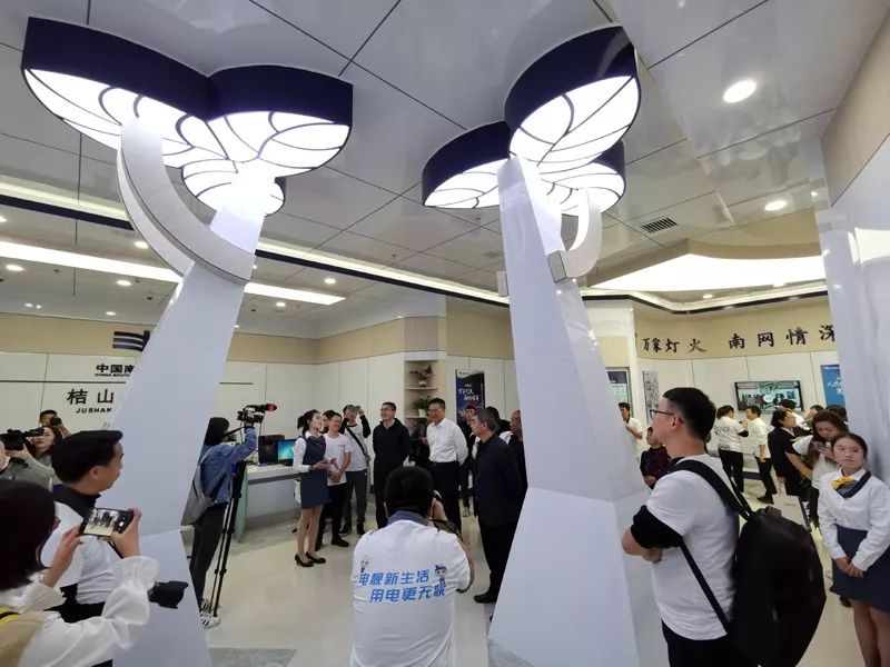 电网男女送礼都有啥？网友：送个锤子