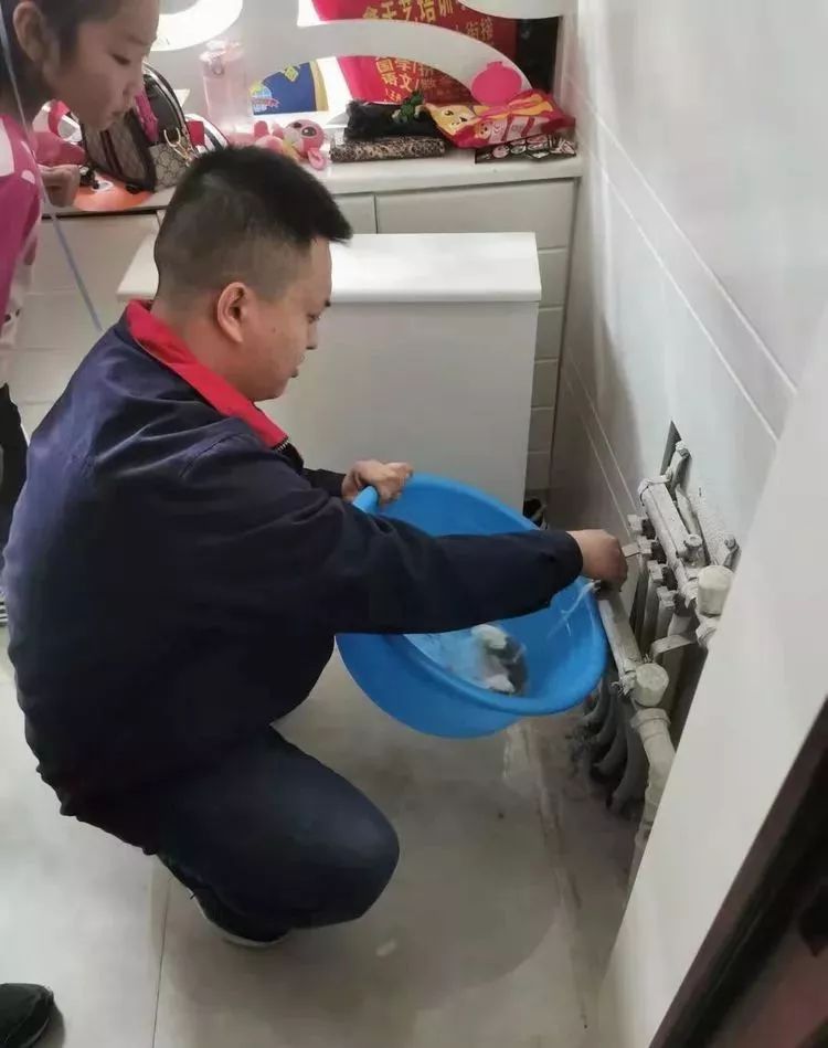 你的家里温暖如春，你可知这个城市有一群暖男在为你抵御寒冬