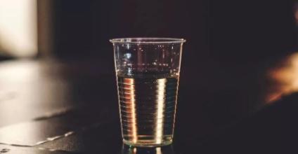 劣质不锈钢水杯对人有什么危害,不锈钢杯与玻璃杯哪个喝水安全