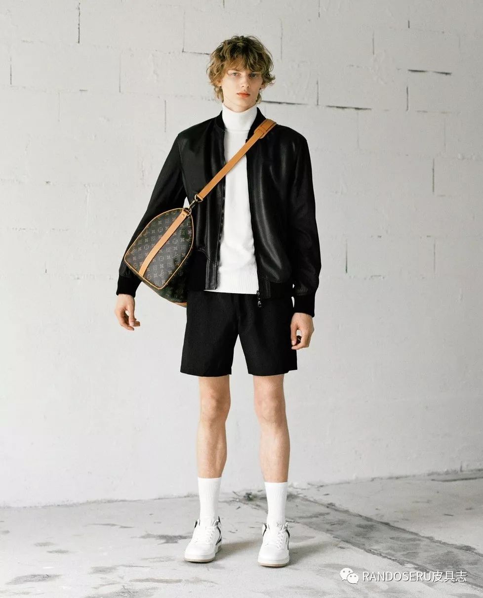 摊上个男人，这么爱奢侈品包包真是个奇葩？