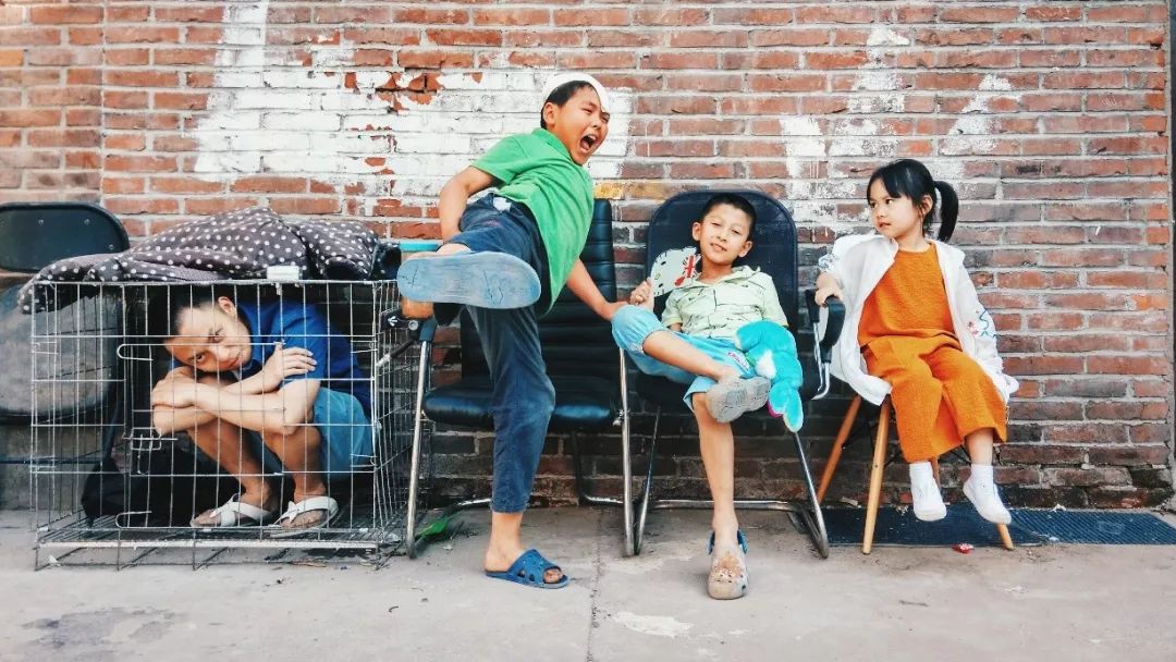 这张图非常火,网友留言说:这个星星就不知道把板凳往前挪一挪吗