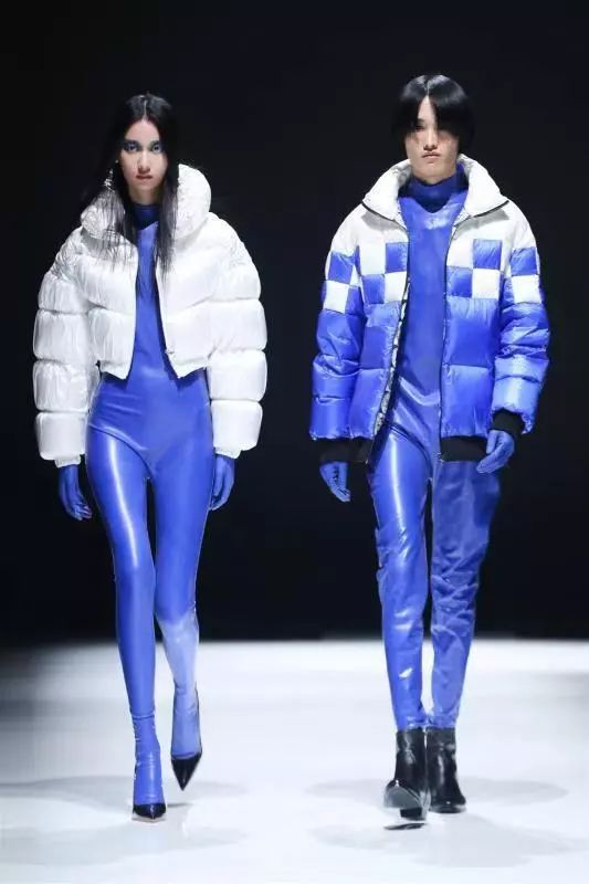 李宇春最新短款羽绒服,李宇春同款羽绒服长款