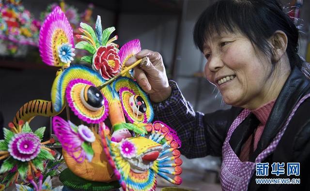 “秦东巧娘”李金贤巧手捏出新生活