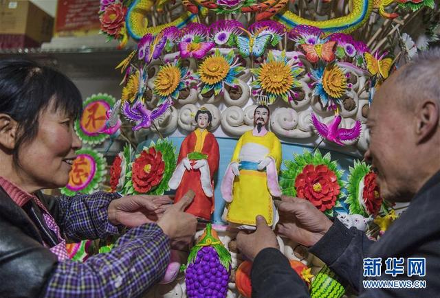 “秦东巧娘”李金贤巧手捏出新生活