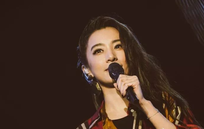 从被质疑没存在感到女团单飞，如今靠最火台剧再次爆红？