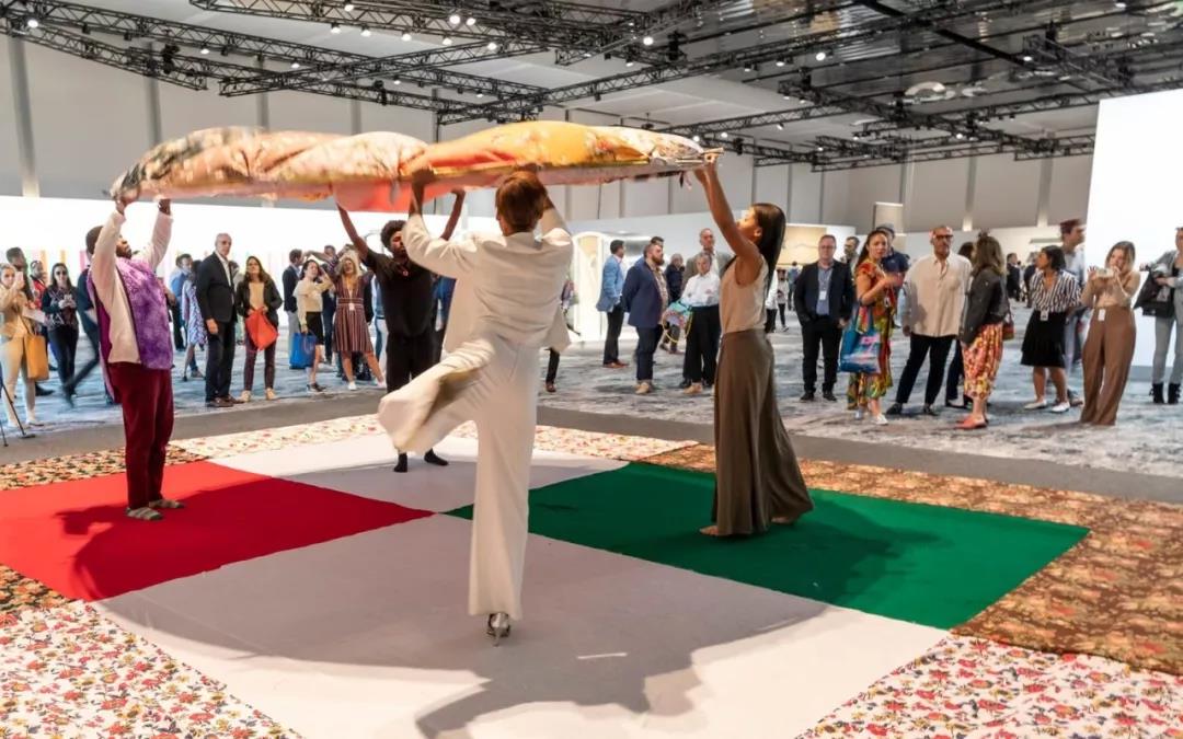 12万美元售出一支卡特兰的香蕉？巴塞尔迈阿密的消费主义悖论与生态危机议题