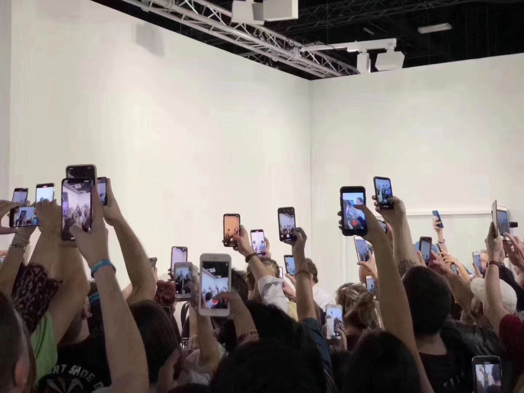 艺术大神卡特兰仅用一根香蕉就废掉了迈阿密巴塞尔200多家画廊！可是突然被另一个艺术家当场吃掉了