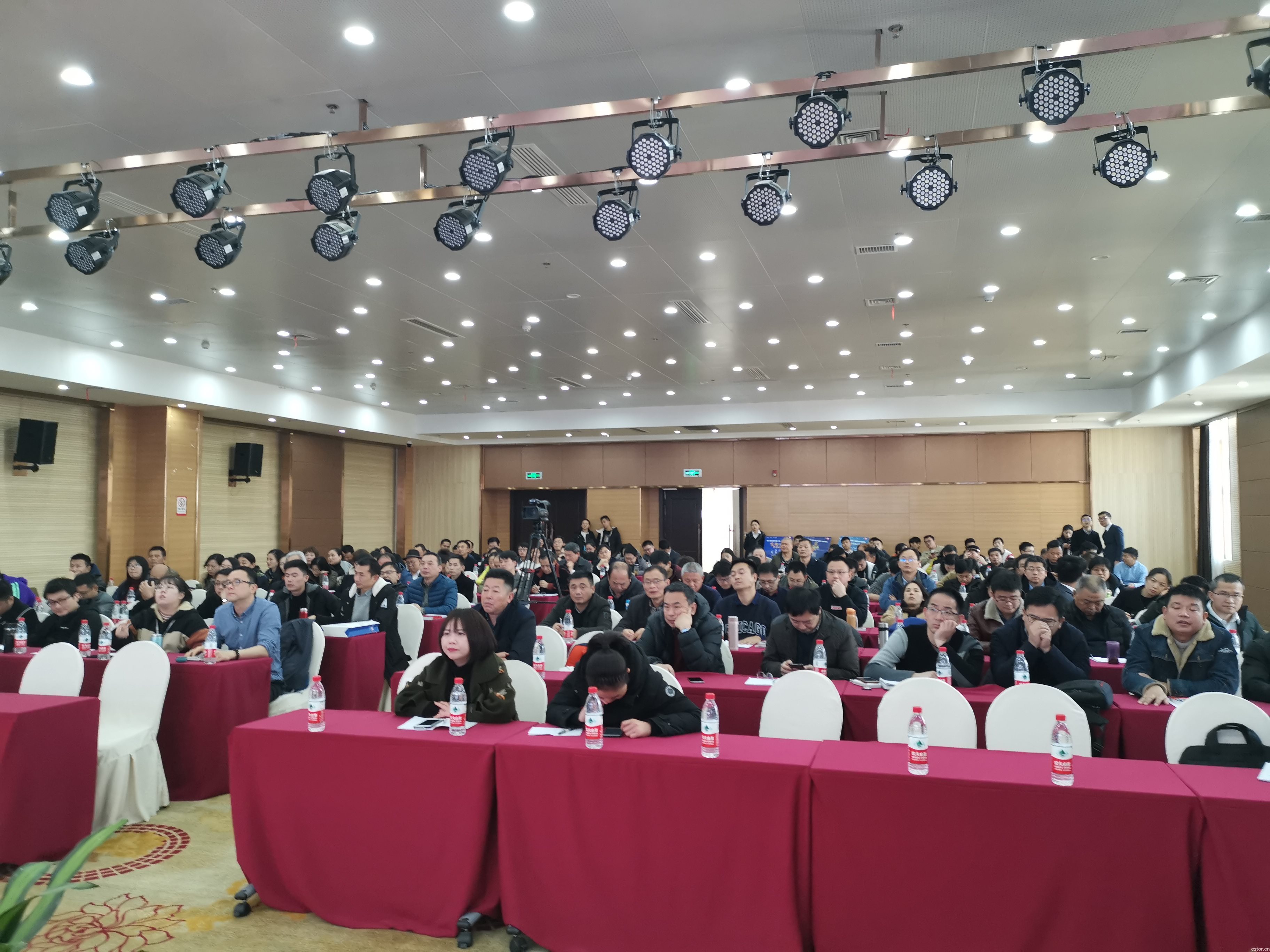 刘鹏教授在2019年湖北省职业技能竞赛裁判员培训班授课