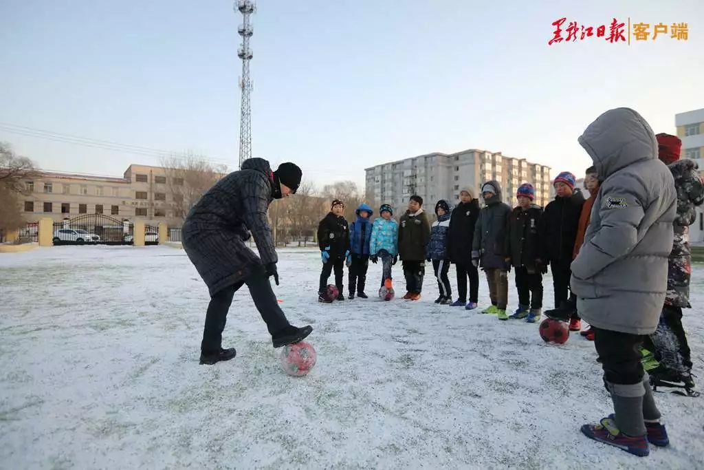 冰雪运动室内课,哈尔滨混合校园冰壶运动