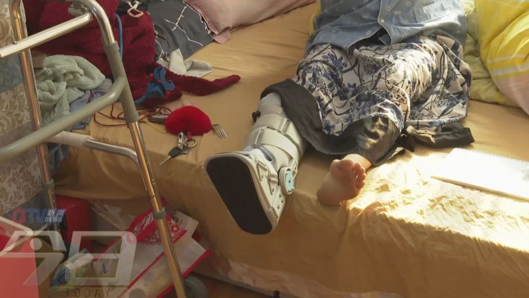 女子头部被瓷砖砸伤,女子被高空掉落瓷砖砸伤